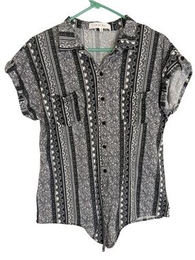 Eden & Olivia Black and White Geometric Button Top